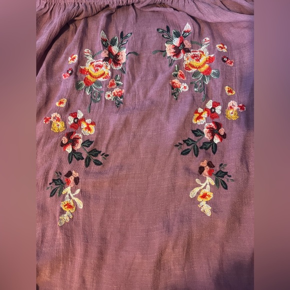 Off the shoulder Women’s “Dusty Rose” floral embroidery blouse size 1x/2x - Picture 3 of 3